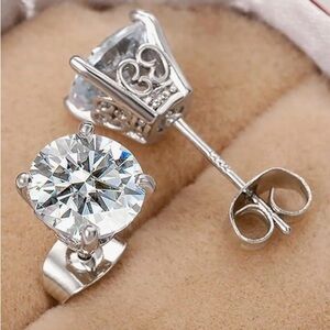 🔹 NEW Dazzling Silver Crystal Stud Earrings 🔹